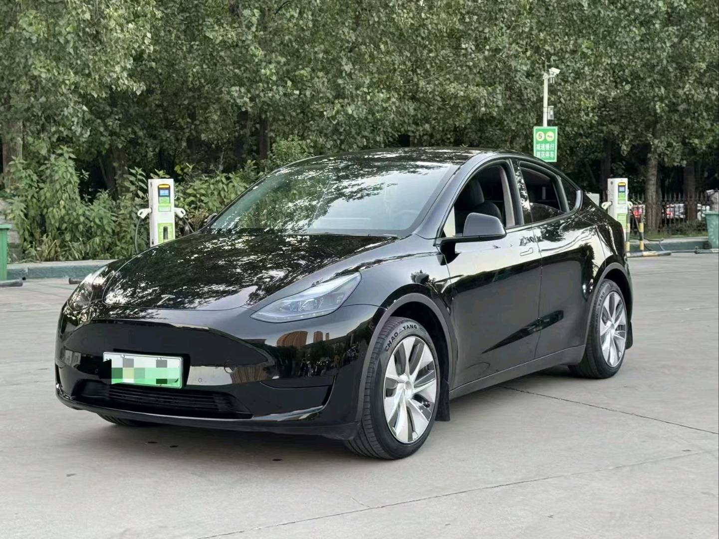 Tesla Model Y 2023 car image #2