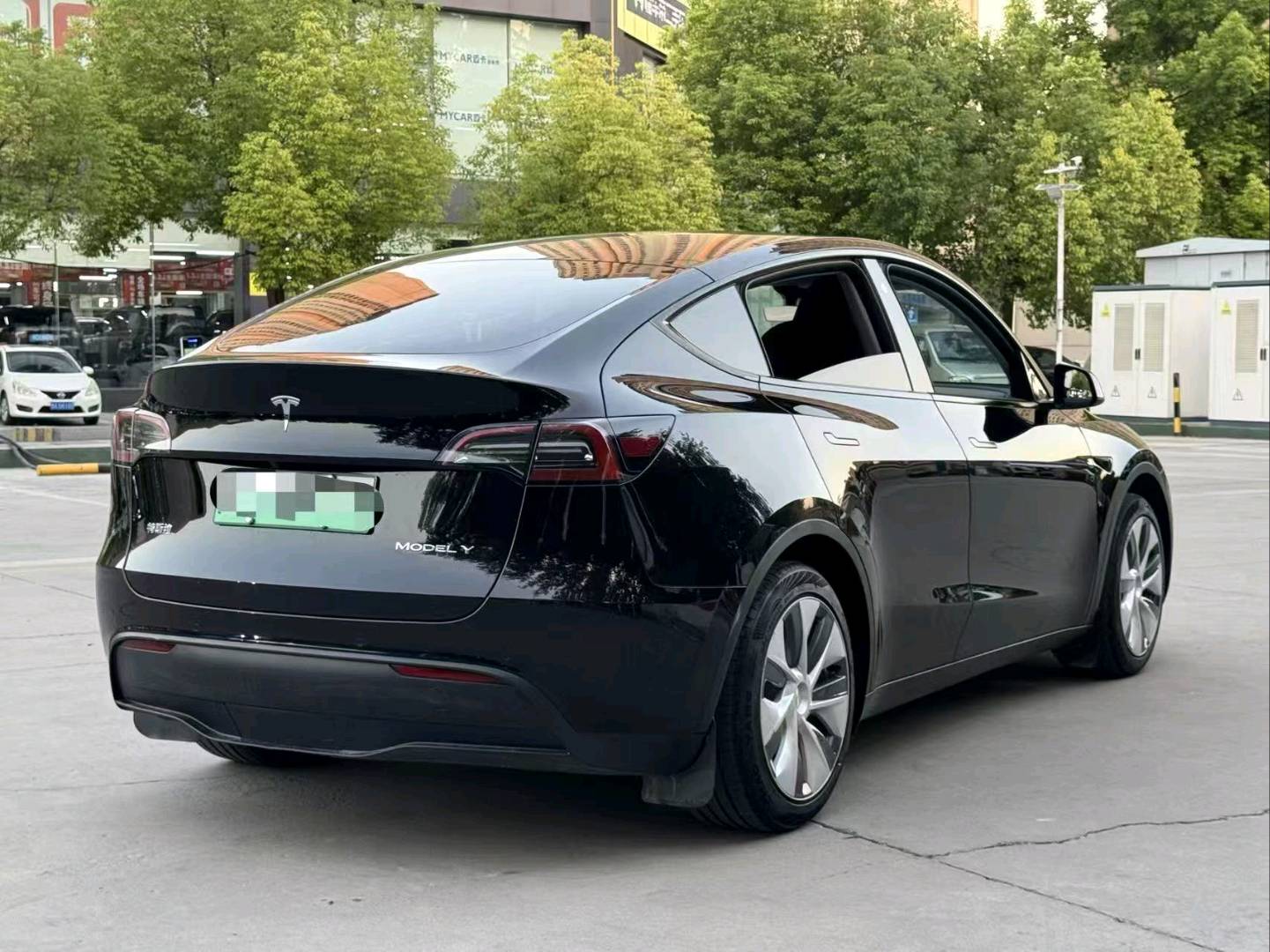 Tesla Model Y 2023 car image #7