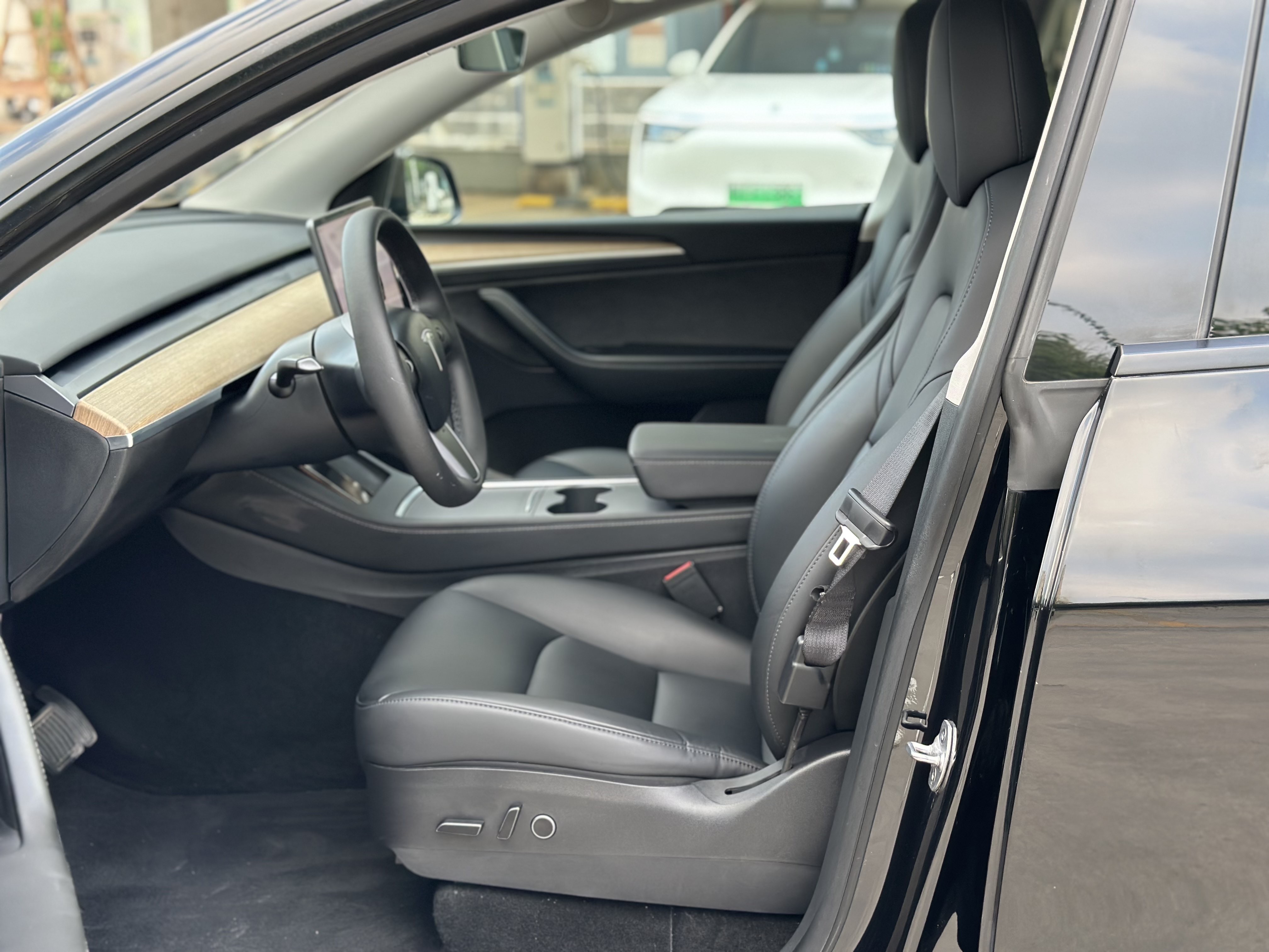Tesla Model Y 2022 car image #9