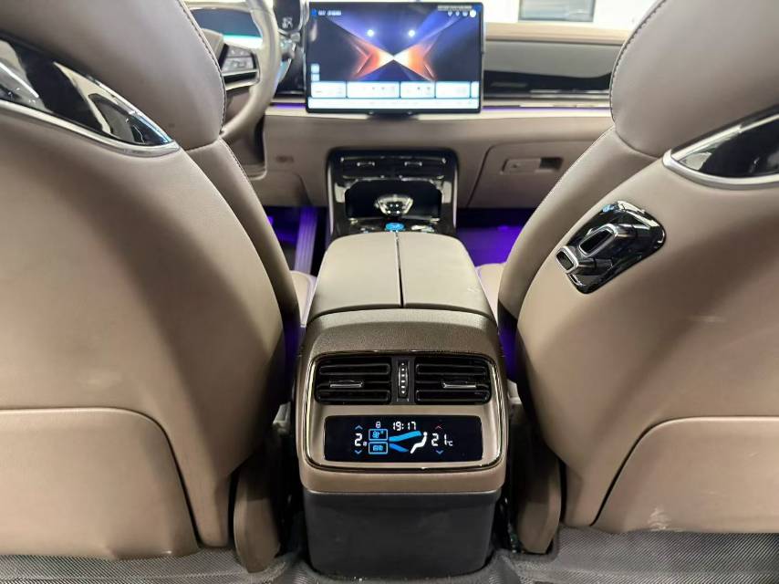 BYD Han 2024 car image #8