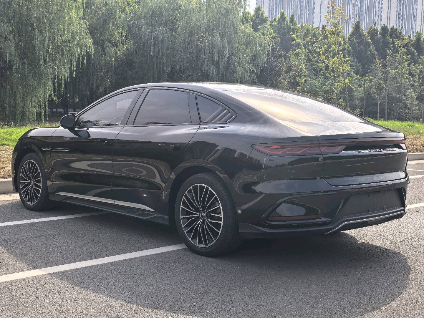 BYD Han 2023 car image #17