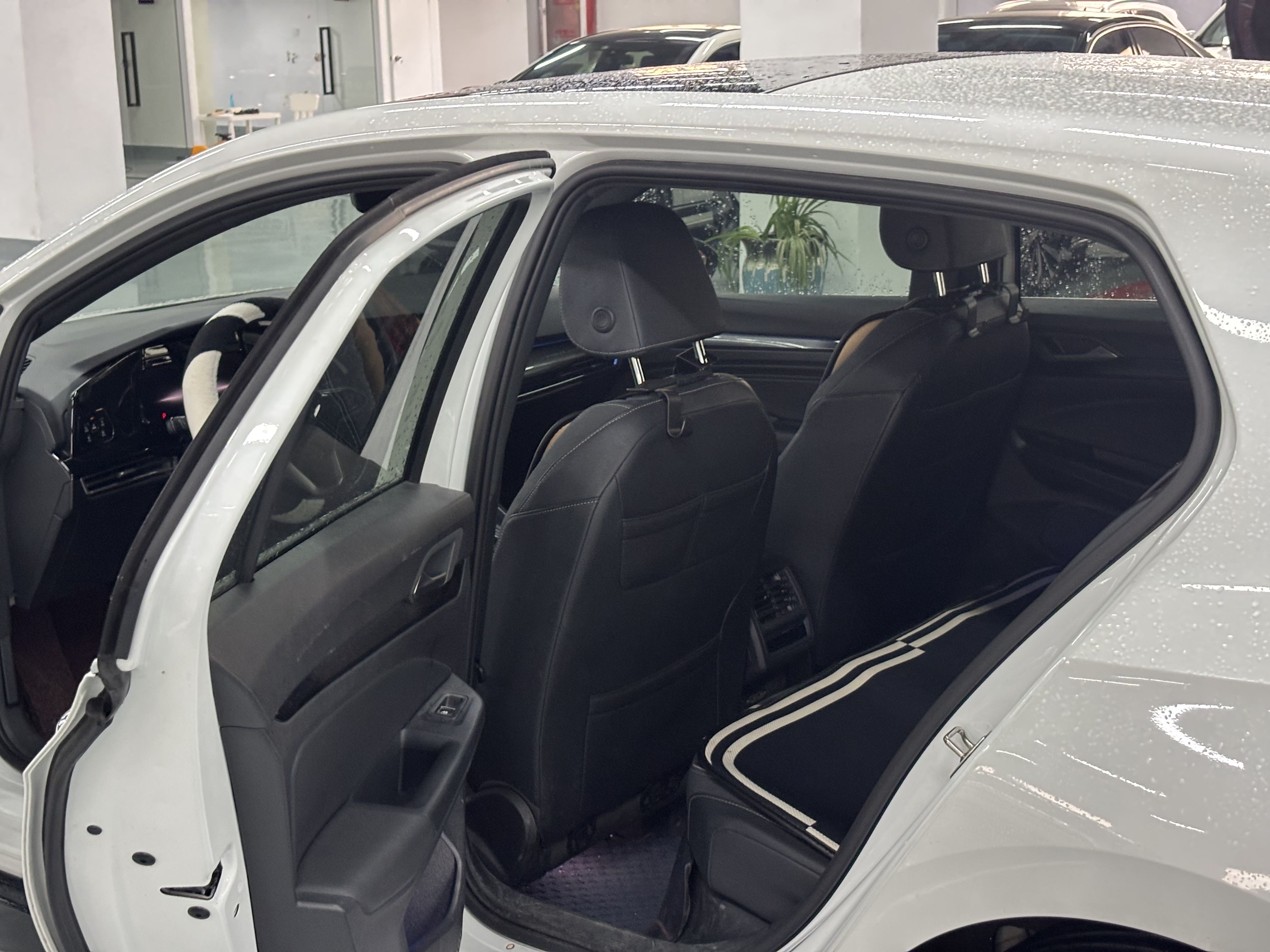 Volkswagen Golf 2023 car image #5