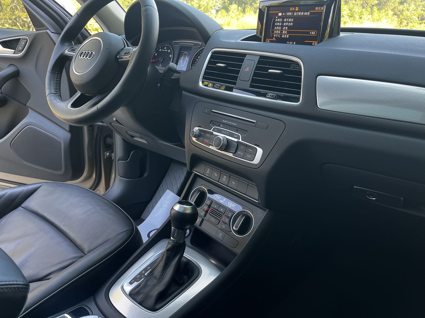 Audi Q3 2017 car image #9