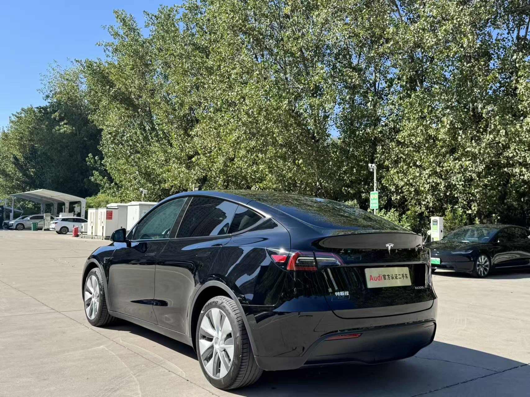 Tesla Model Y 2022 #8 Tesla Model Y 2022 car image #8