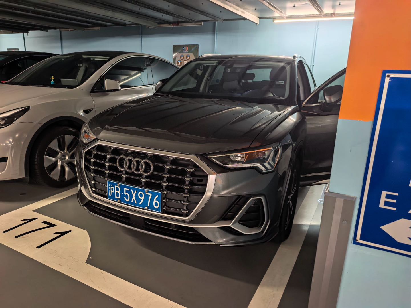 Audi Q3 2023 car image #2