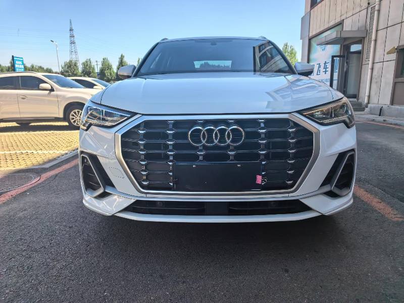 Audi Q3 2023 car image #2