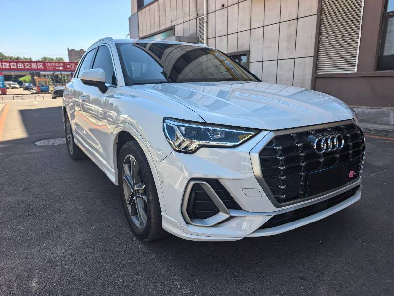 Audi Q3 2023 car image #3