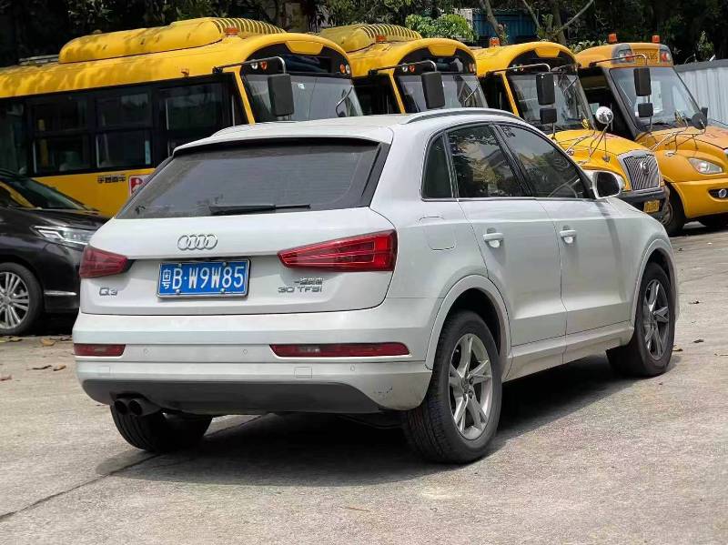 Audi Q3 2019 car image #9