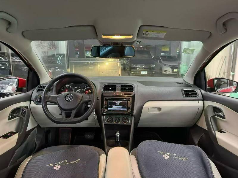 Volkswagen Polo 2015 car image #9
