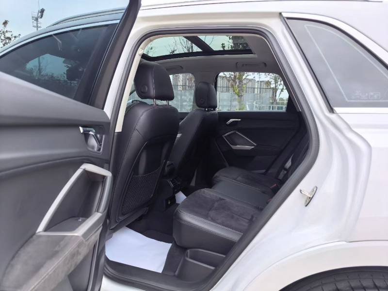 Audi Q3 2020 car image #7