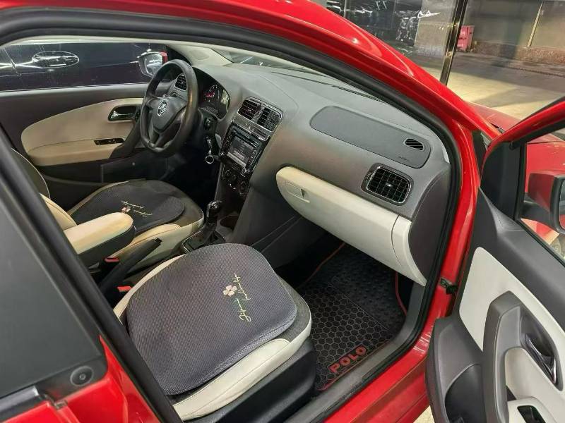 Volkswagen Polo 2015 car image #7