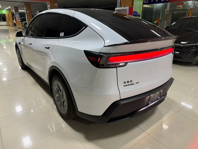 Tesla Model Y L 2025 #7 Tesla Model Y L 2025 car image #7