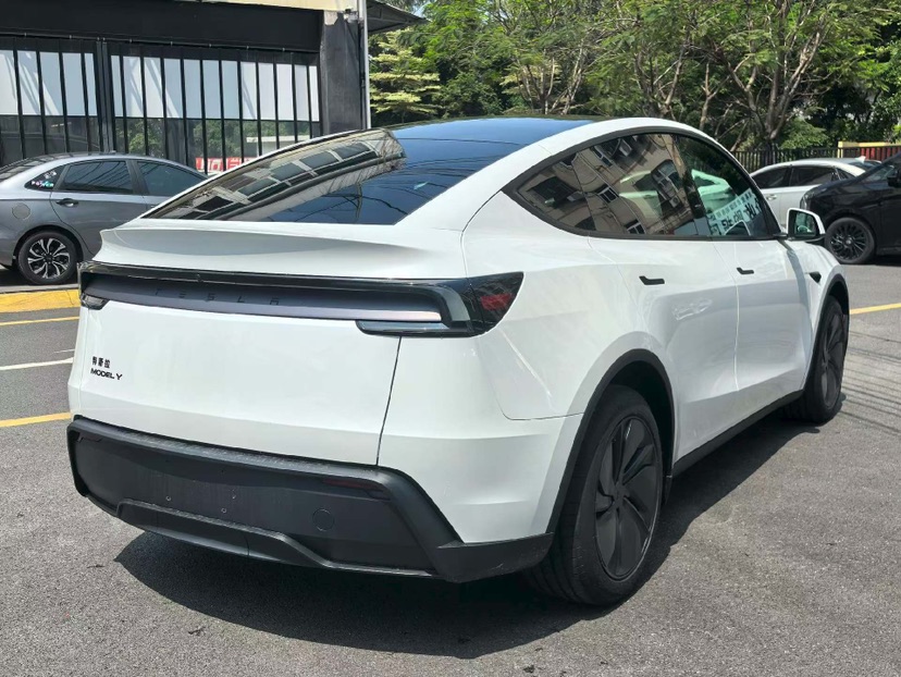 Tesla Model Y 2026 #7 Tesla Model Y 2026 car image #7