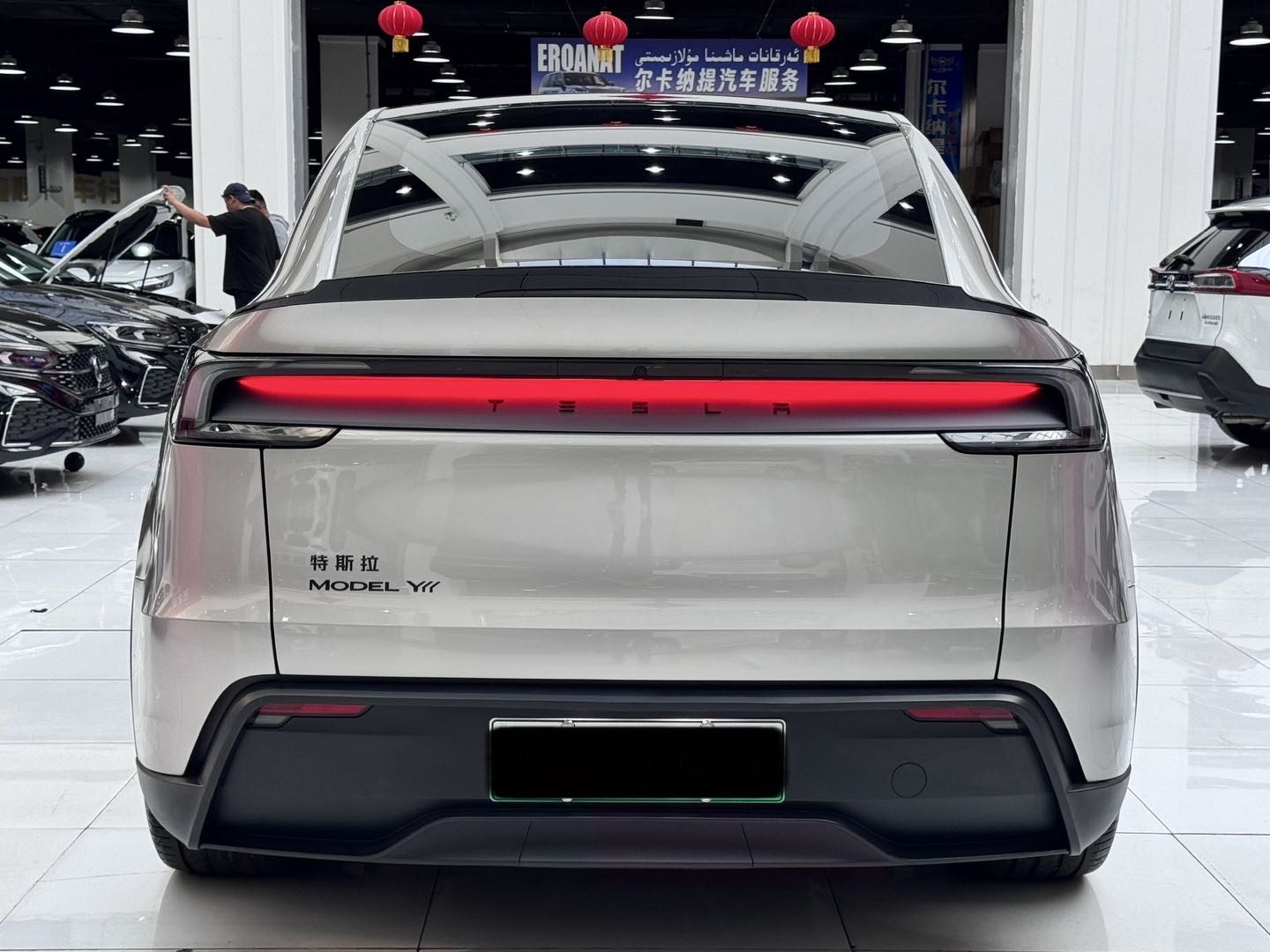 Tesla Model Y L 2026 #12 Tesla Model Y L 2026 car image #12
