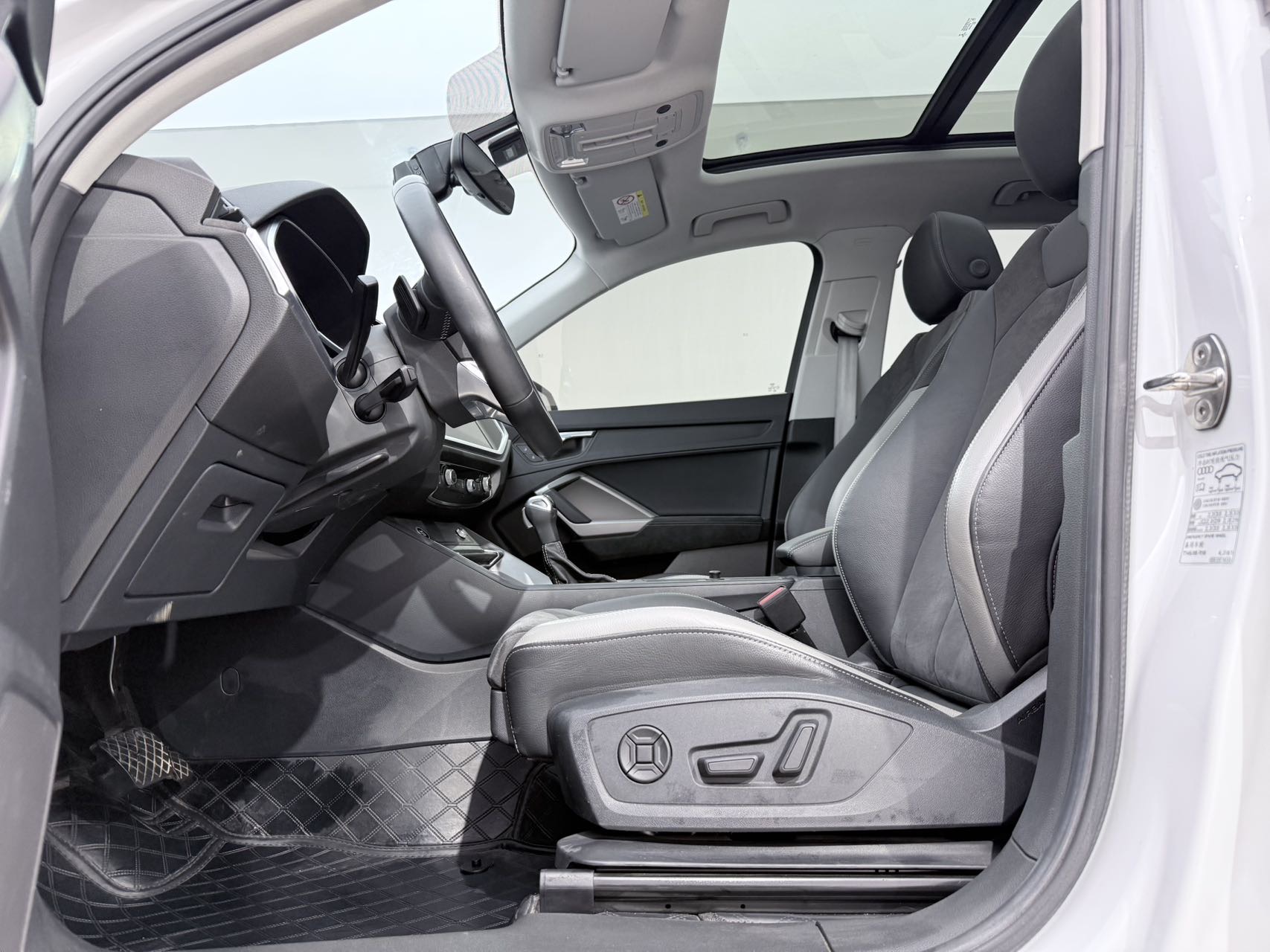 Audi Q3 2022 car image #7