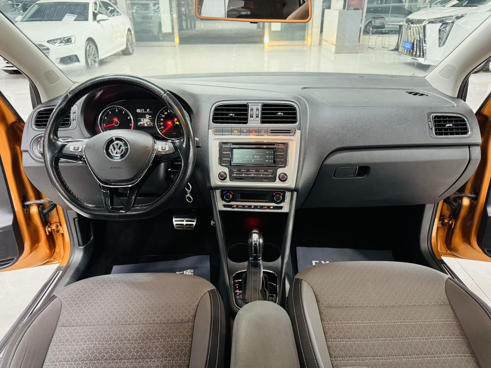 Volkswagen Polo 2015 car image #10