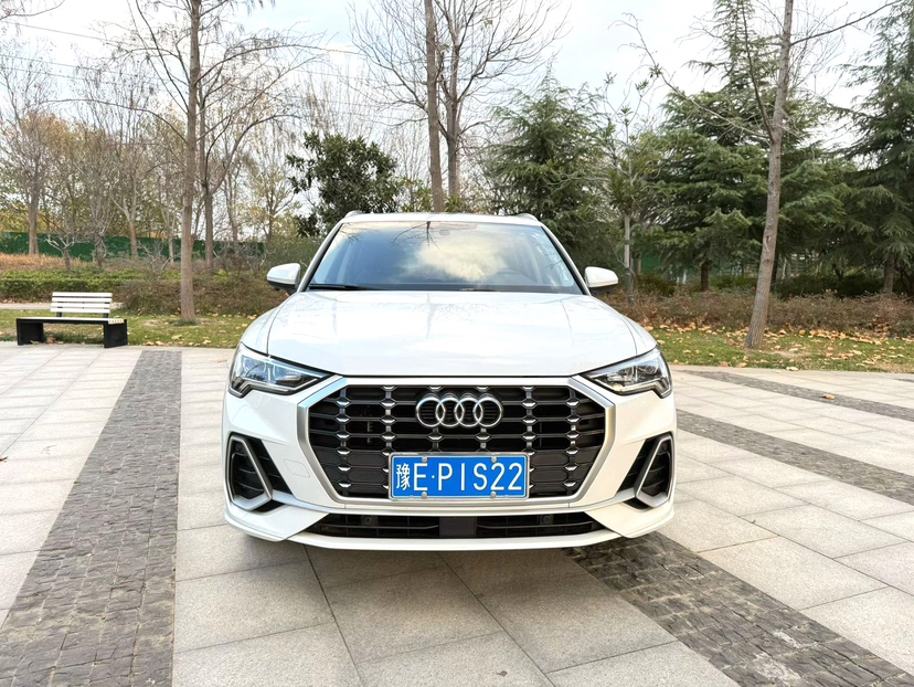 Audi Q3 2023 car image #2