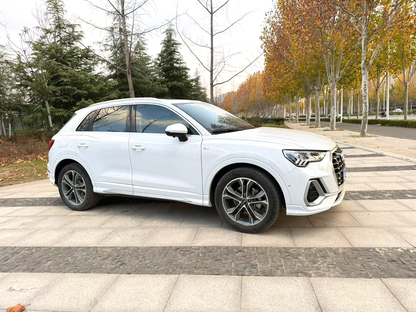 Audi Q3 2023 car image #3