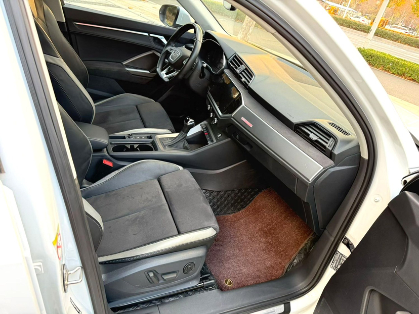 Audi Q3 2023 car image #4