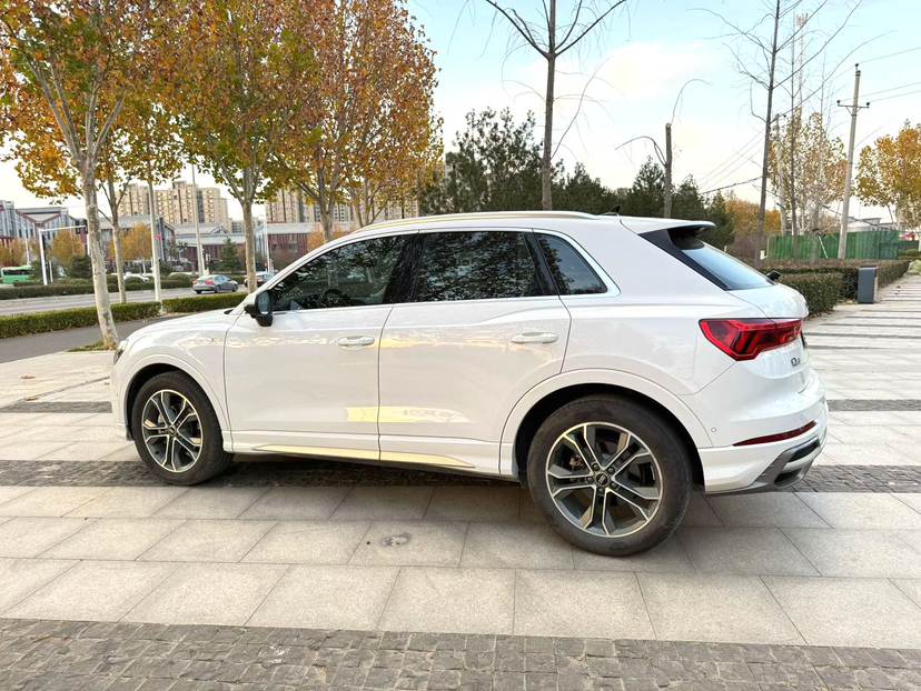 Audi Q3 2023 car image #7