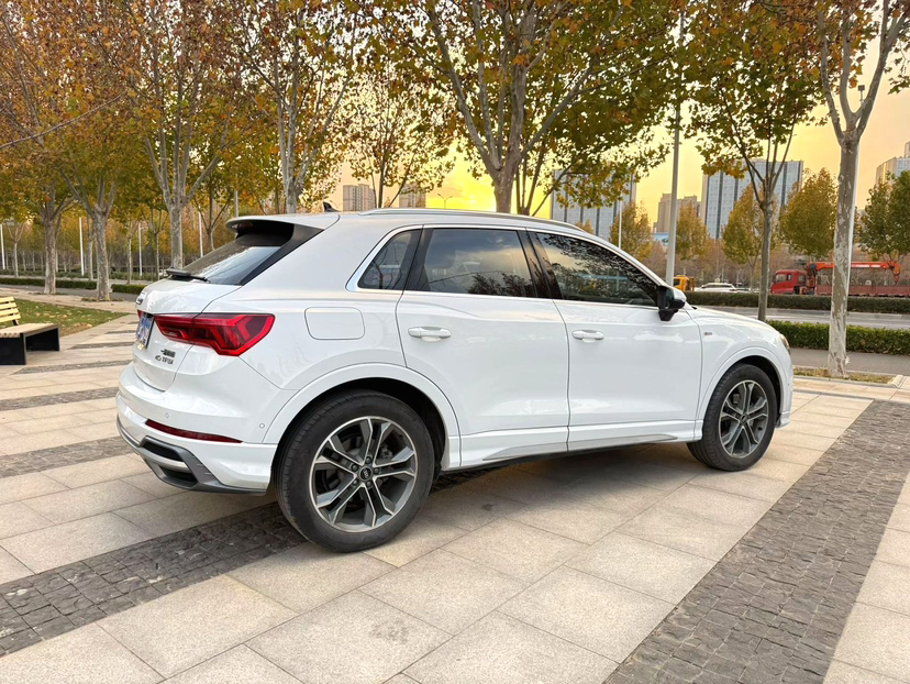 Audi Q3 2023 car image #9