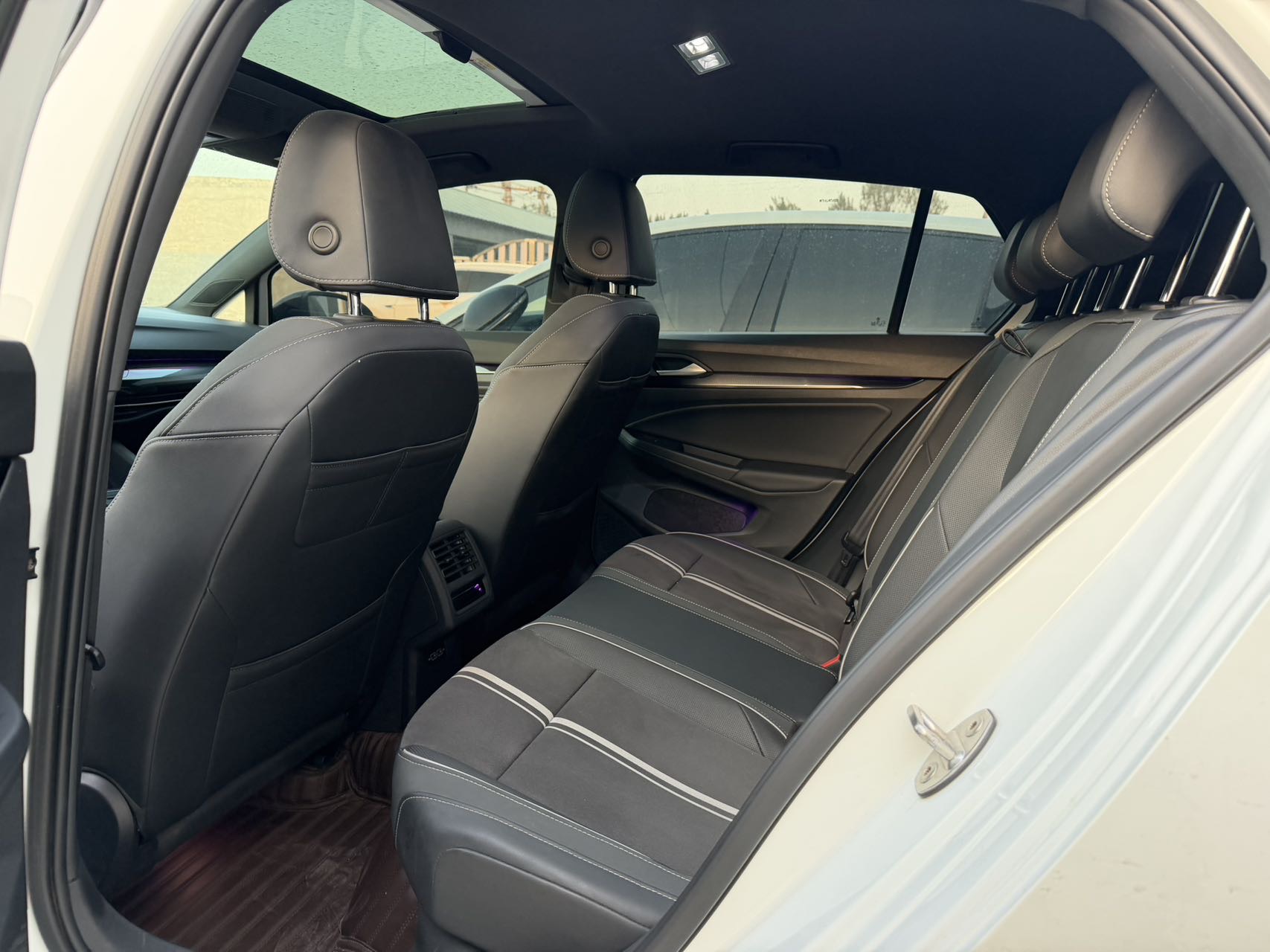 Volkswagen Golf 2024 car image #6