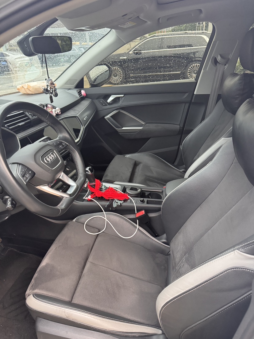 Audi Q3 2023 car image #3