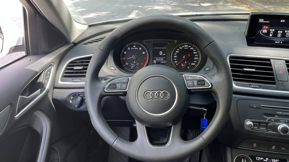 Audi Q3 2018 car image #9