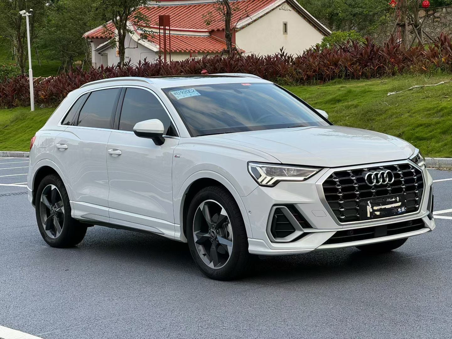 Audi Q3 2023 car image #3