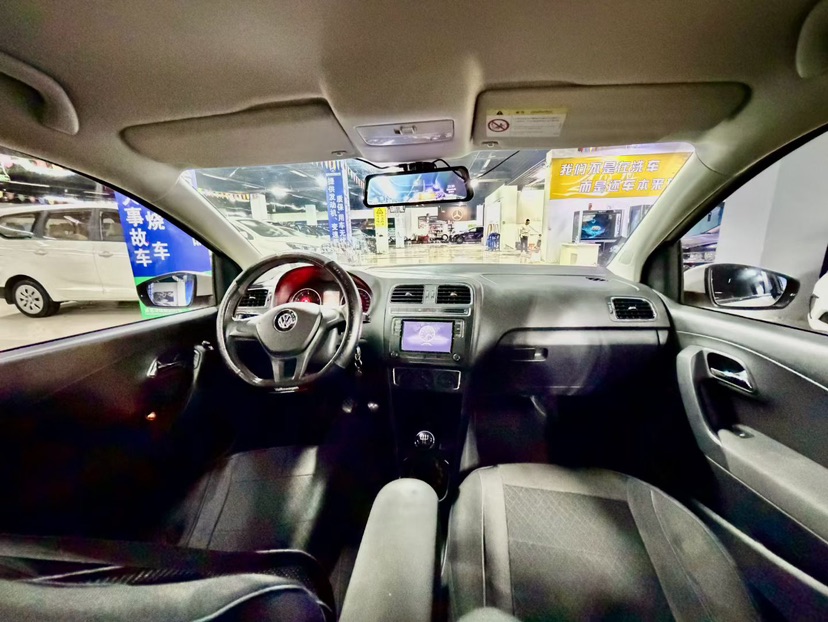 Volkswagen Polo 2015 car image #6