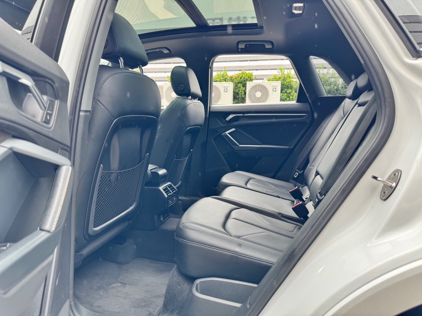 Audi Q3 2023 car image #5