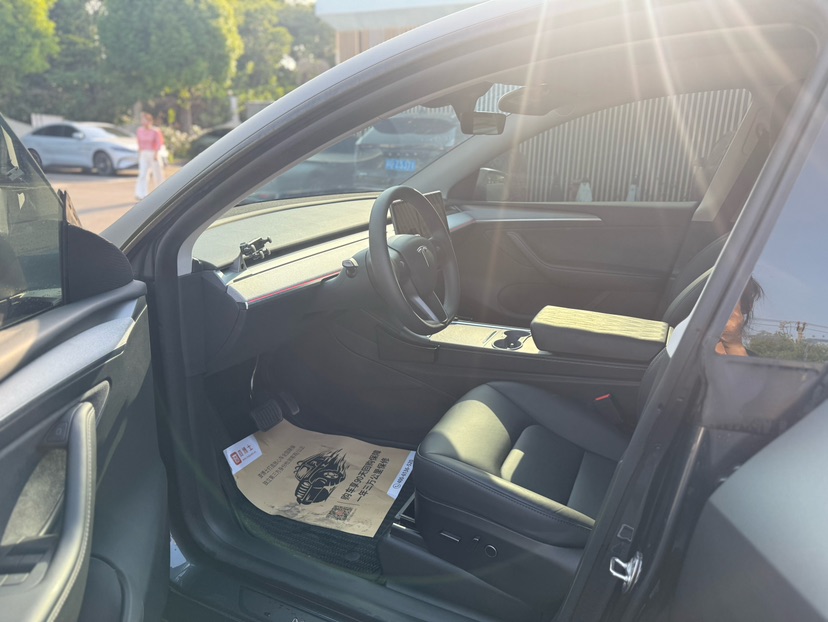 Tesla Model Y 2024 #4 Tesla Model Y 2024 car image #4