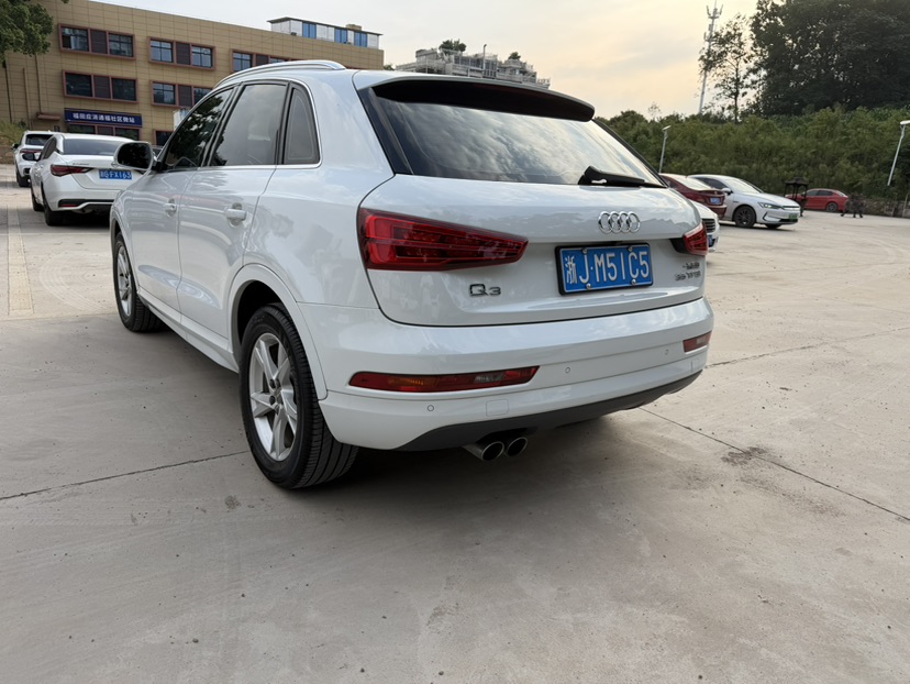Audi Q3 2019 car image #9