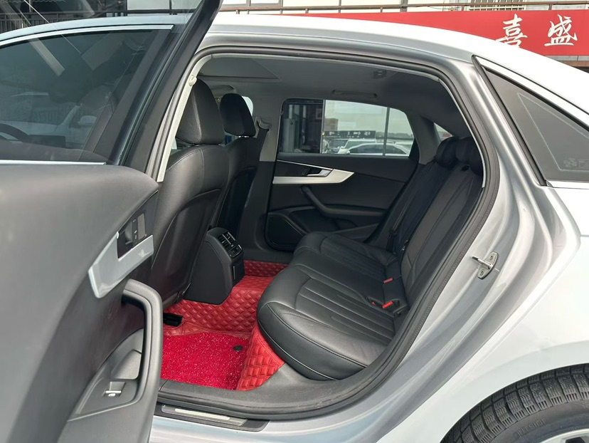 Audi Q3 2017 car image #4