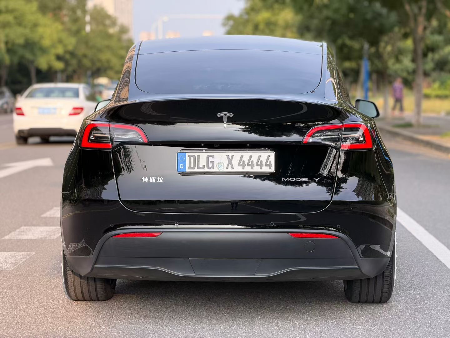 Tesla Model Y 2022 #5 Tesla Model Y 2022 car image #5