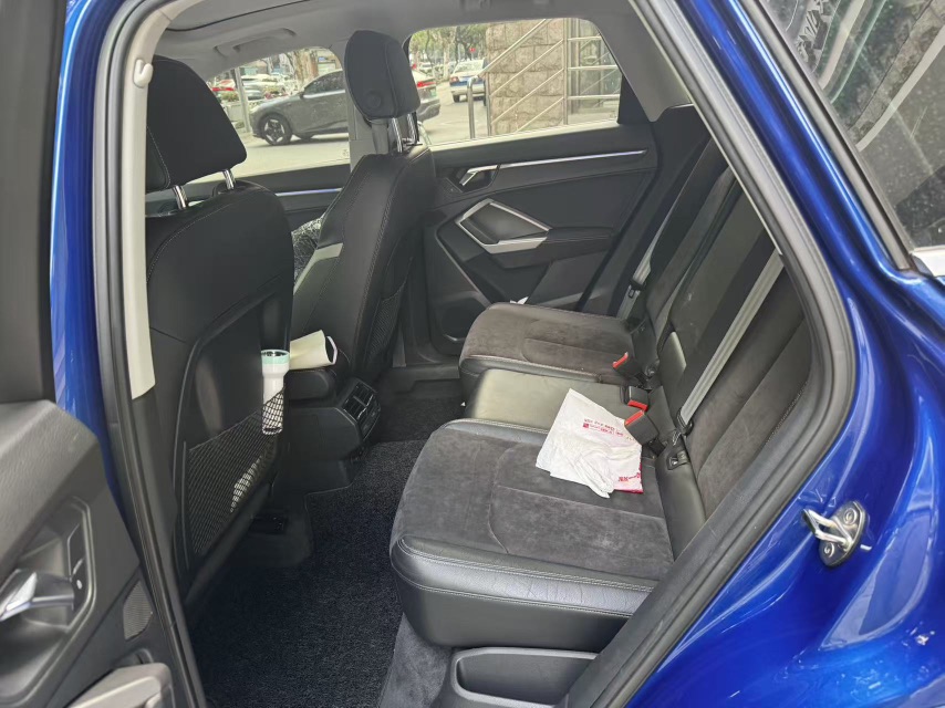 Audi Q3 2019 car image #3