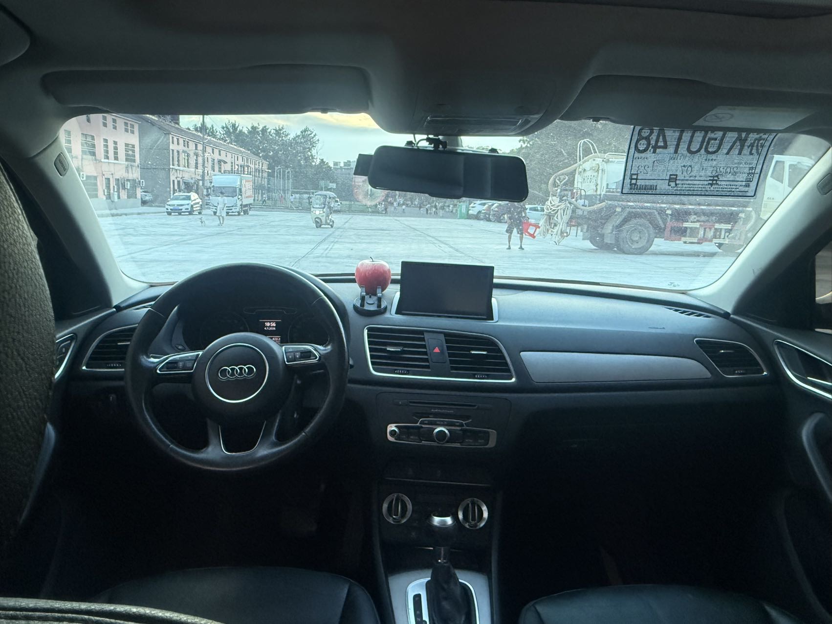 Audi Q3 2015 car image #6