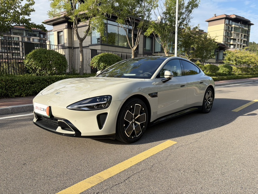 MI SU7 2024 immagine di auto 