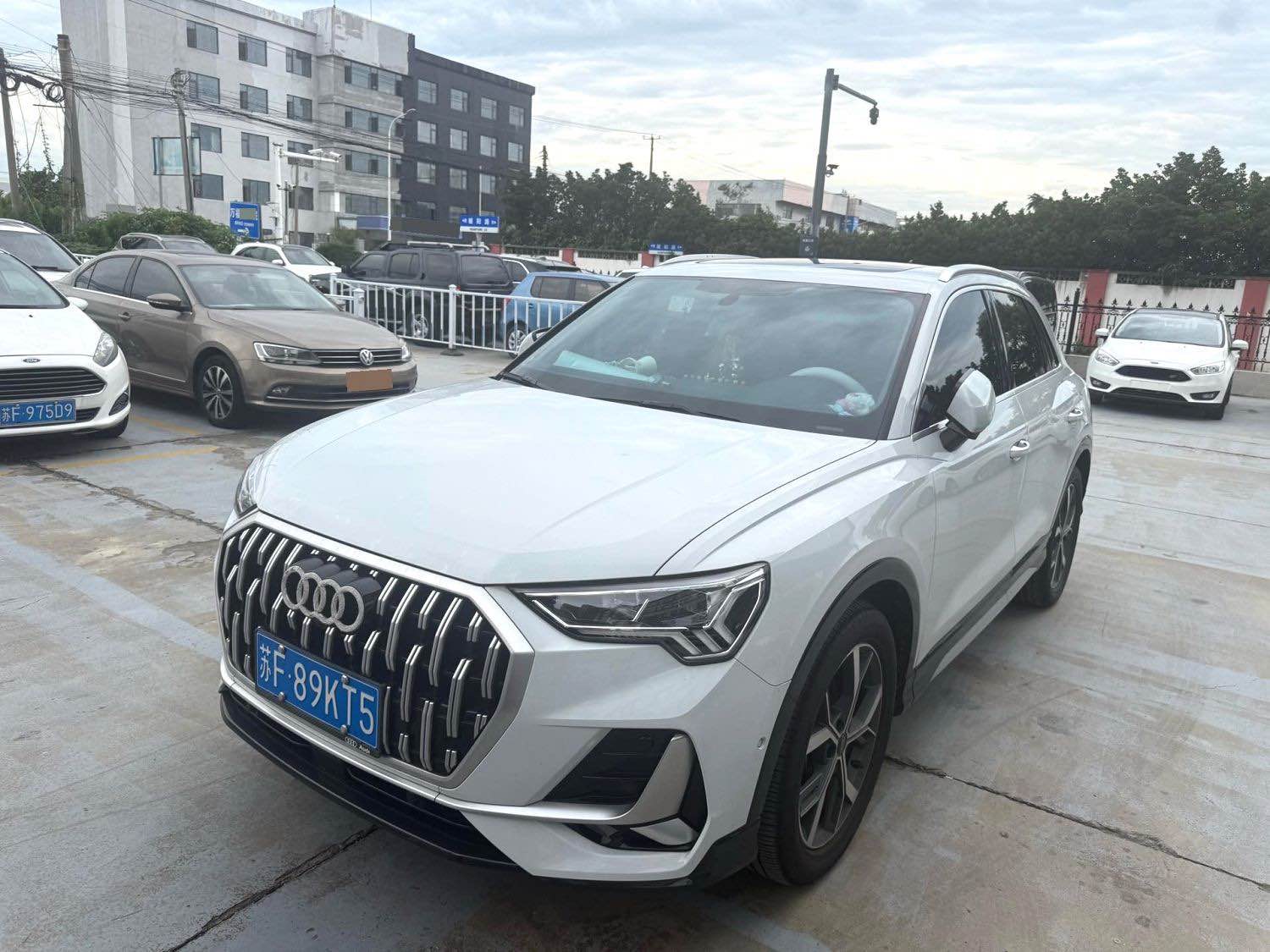 Audi Q3 2024 car image 