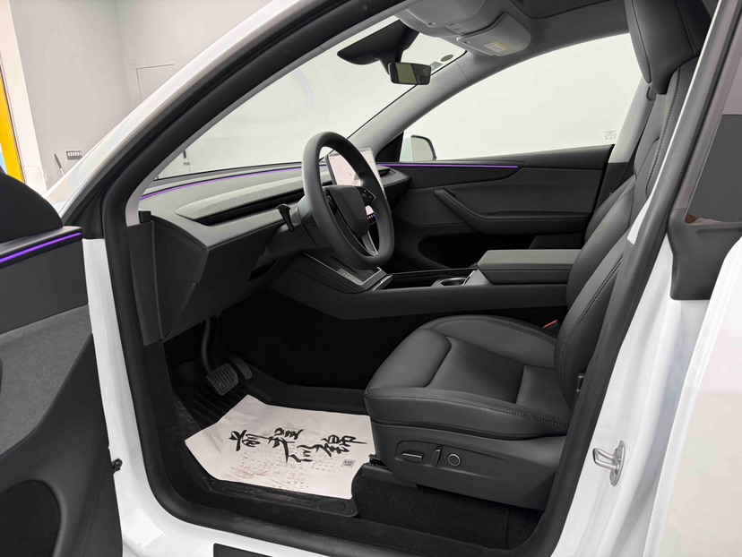Tesla Model Y 2025 #4 Tesla Model Y 2025 car image #4