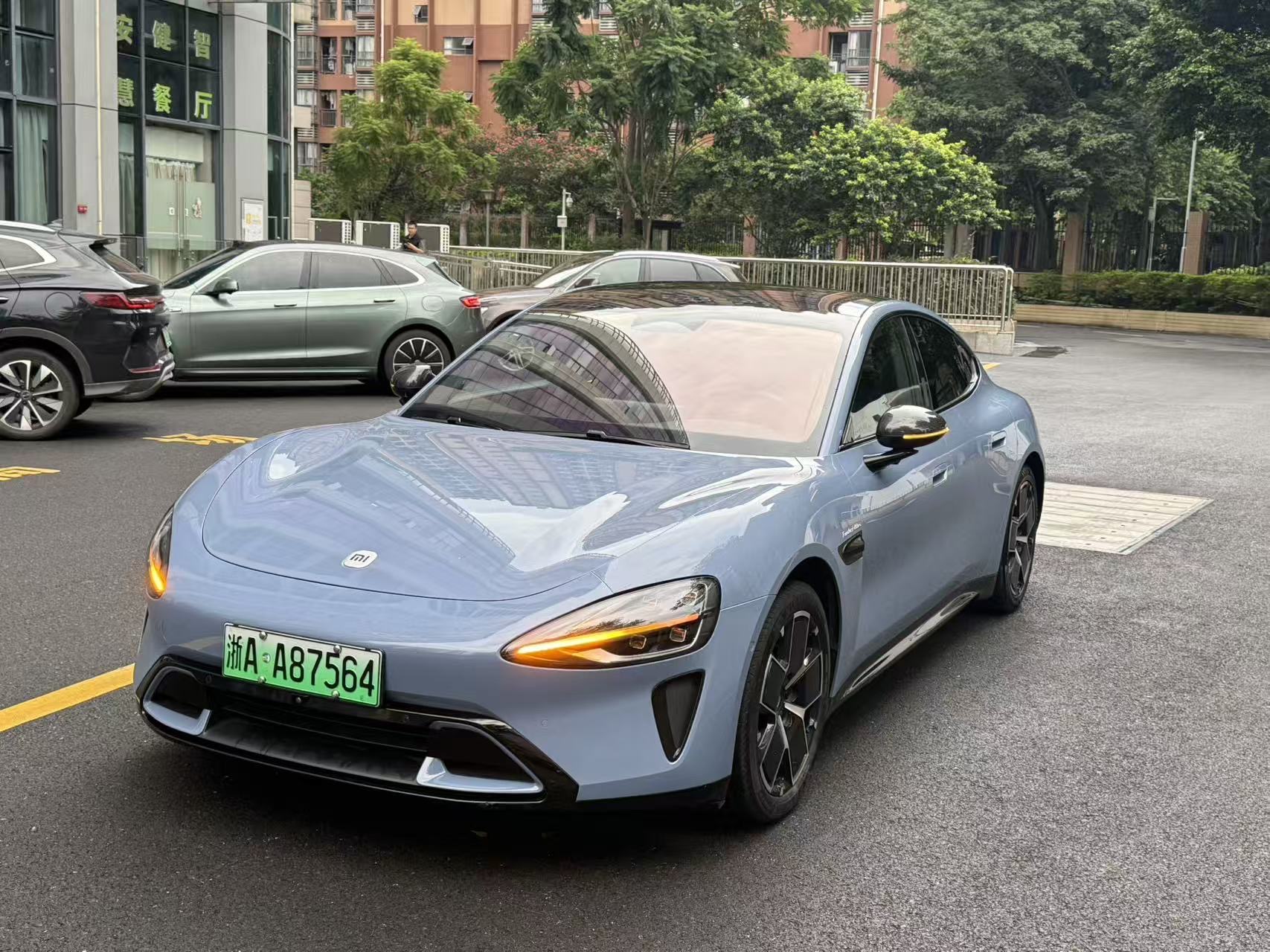 MI SU7 2024 immagine di auto 