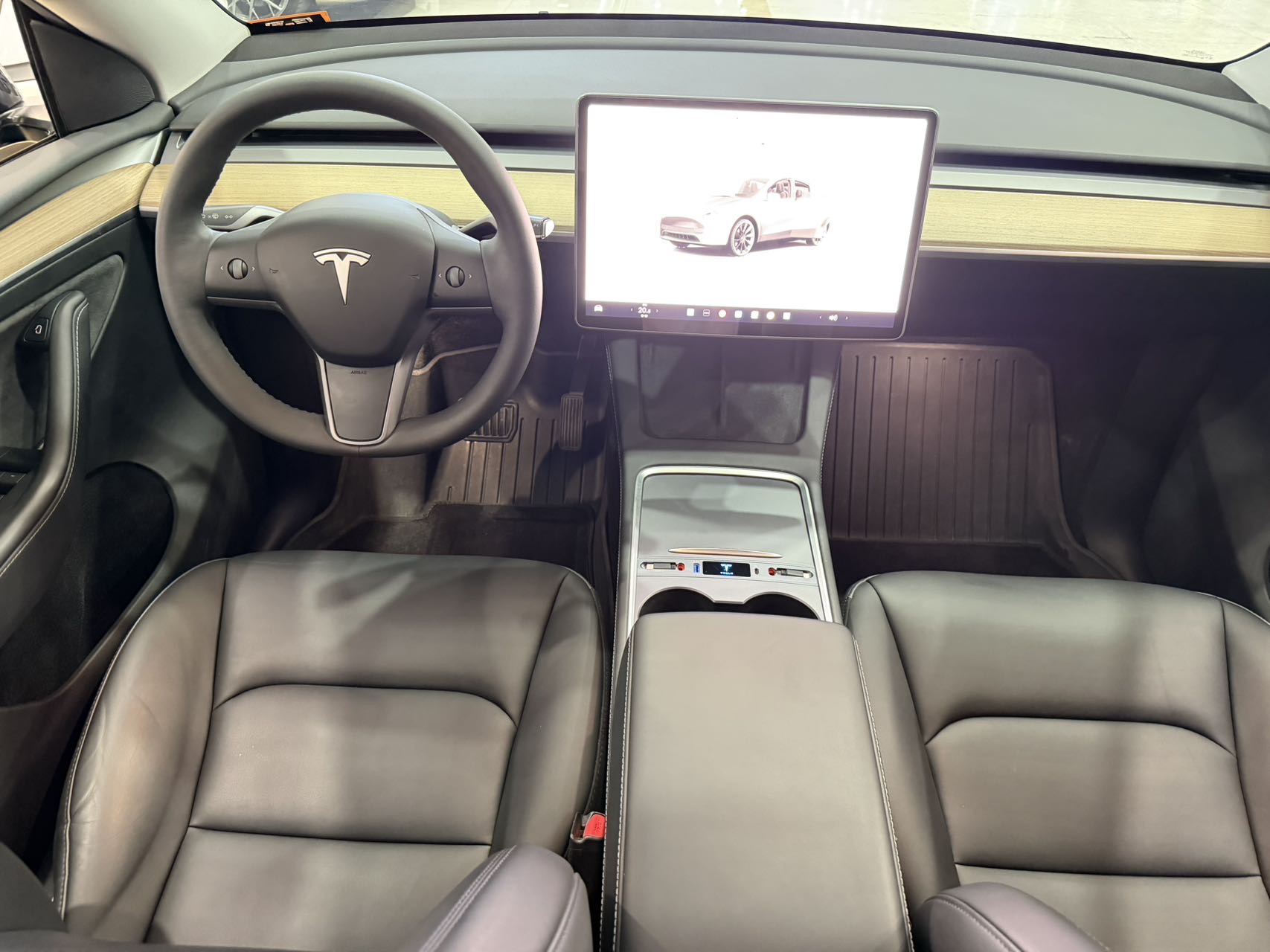 Tesla Model Y 2023 car image #10