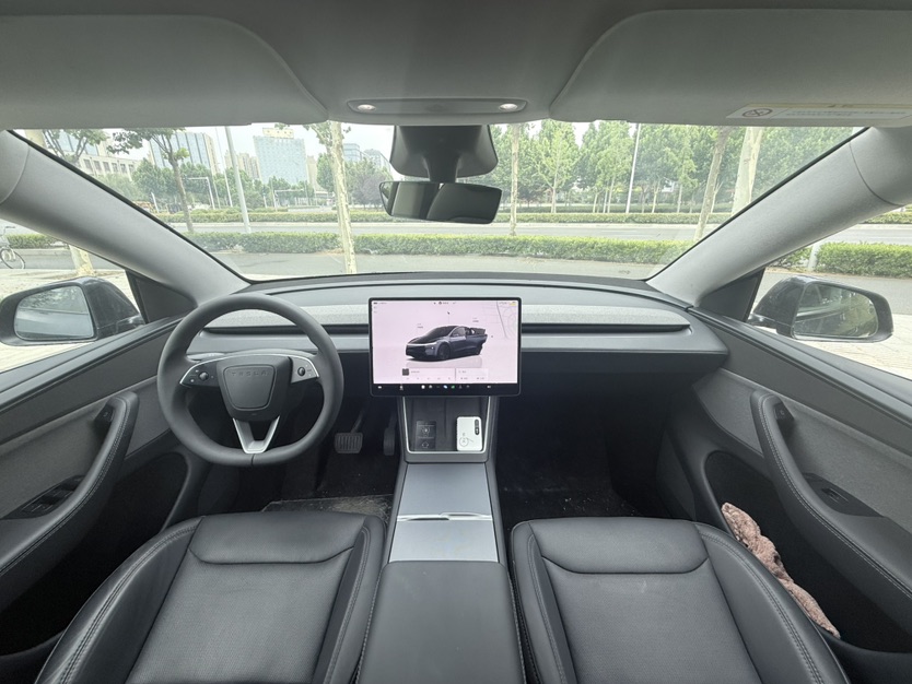 Tesla Model Y 2025 #5 Tesla Model Y 2025 car image #5