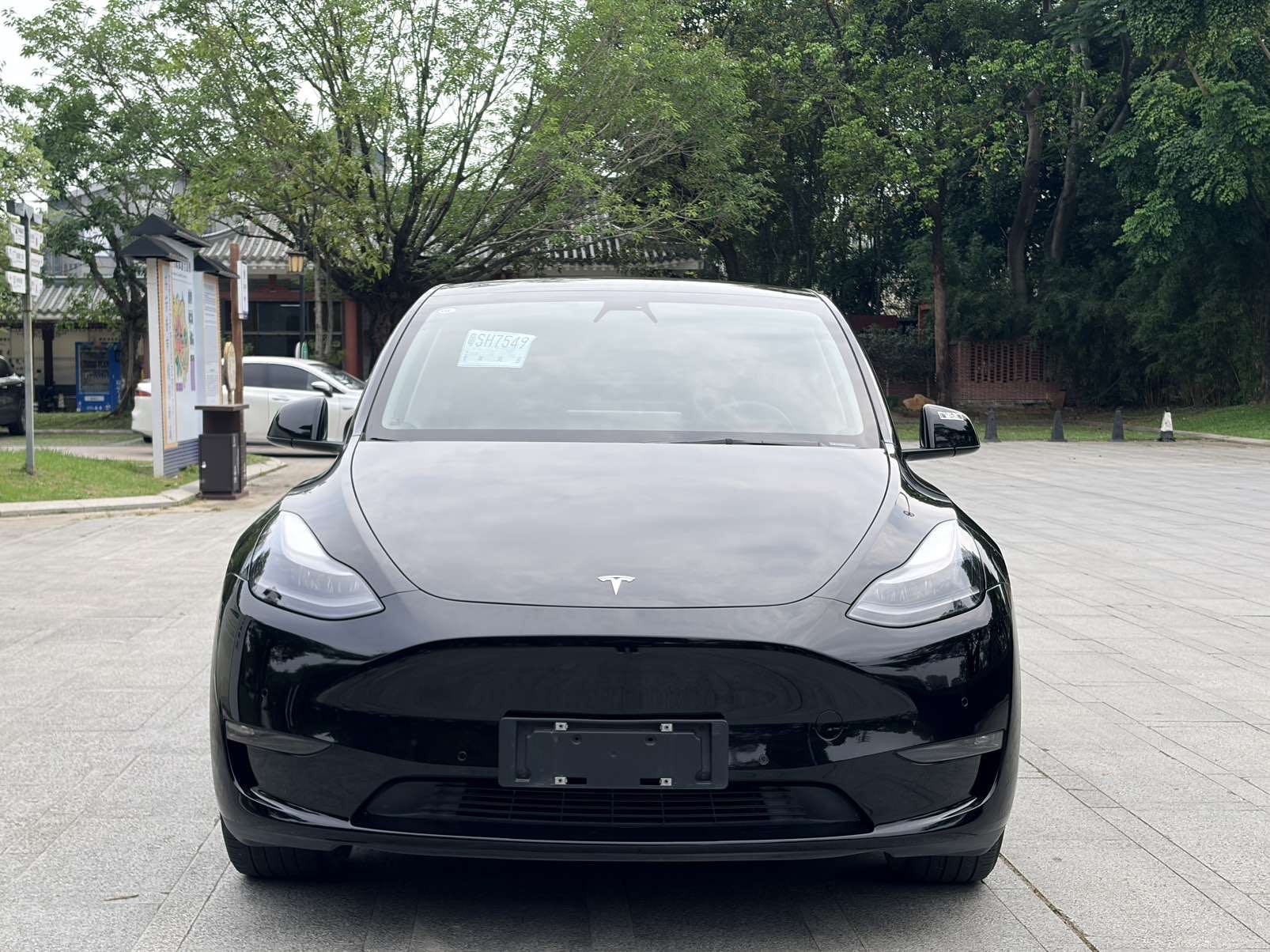Tesla Model Y 2022 car image #2
