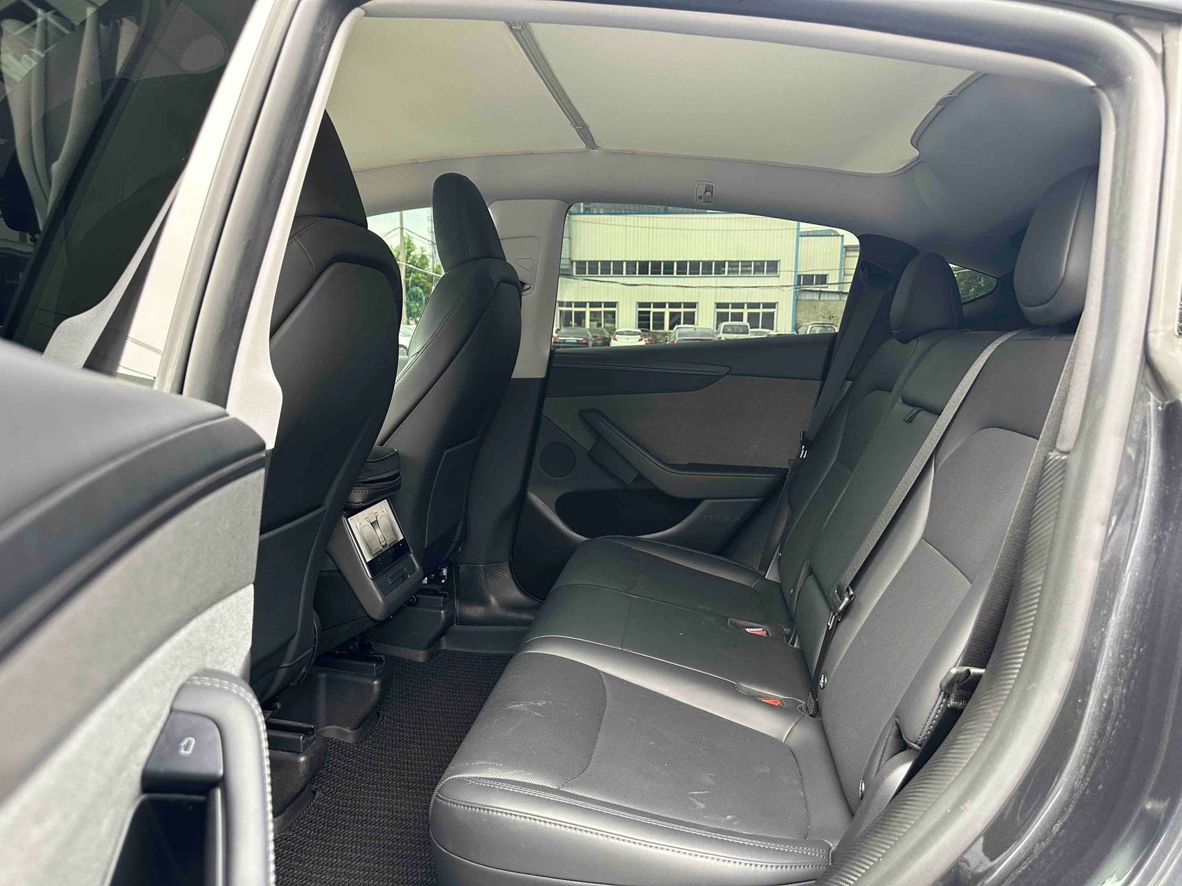 Tesla Model Y 2025 #5 Tesla Model Y 2025 car image #5