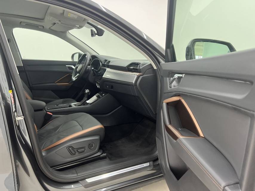 Audi Q3 2022 car image #10