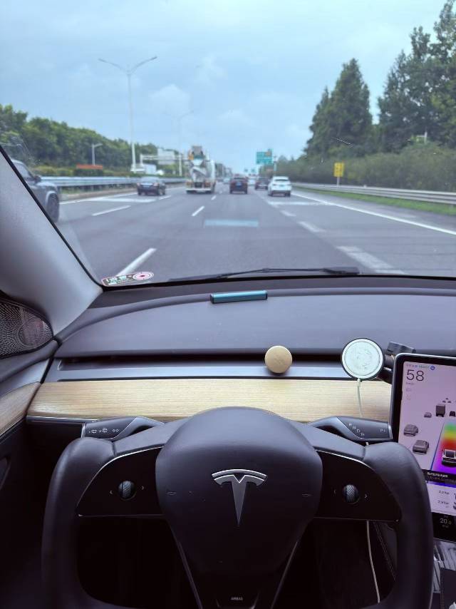 Tesla Model Y 2022 #4 Tesla Model Y 2022 car image #4