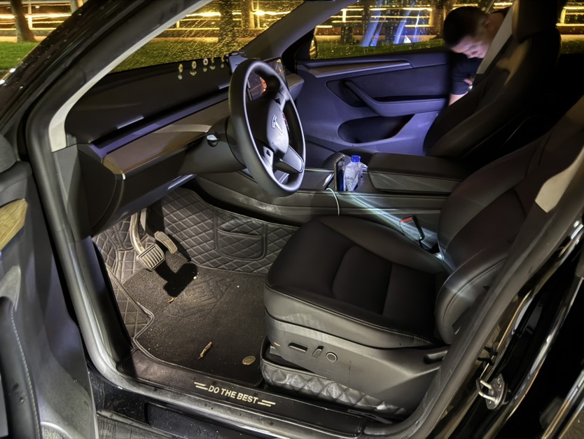 Tesla Model Y 2023 #3 Tesla Model Y 2023 car image #3