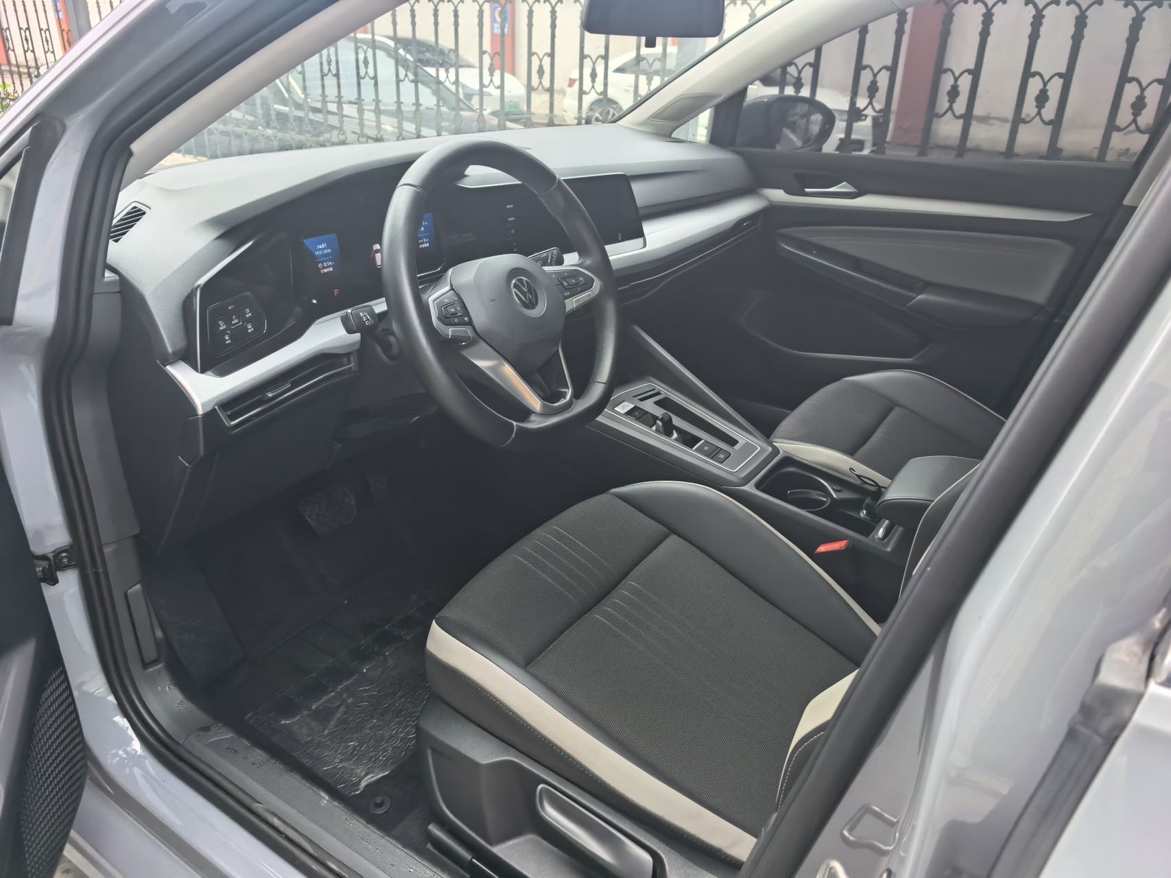 Volkswagen Golf 2021 car image #2