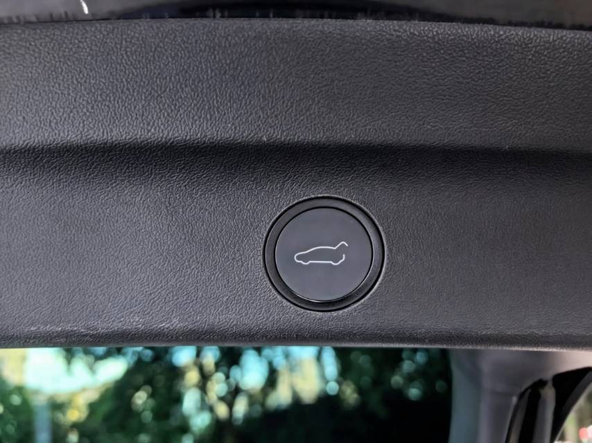 Tesla Model Y 2023 car image #18